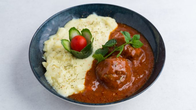 Restoran Dedina Tajna nudi jela rostilj, leskovacki rostilj, kuvana jela, gotova jela, ketering.